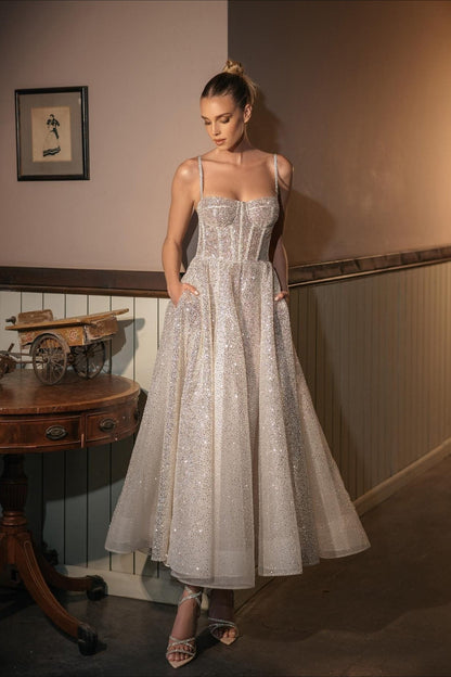 Vestido midi de recepción de tul con lentejuelas plateadas y corsé Cami