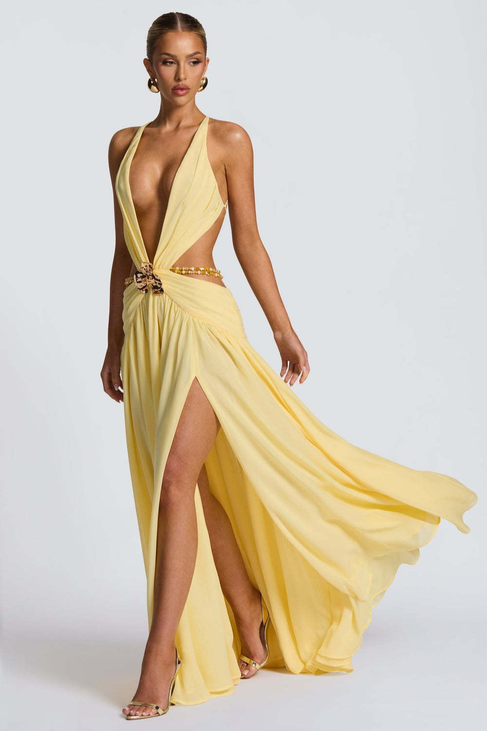Vestido largo con cuello halter, escote pronunciado, espalda descubierta y abertura alta