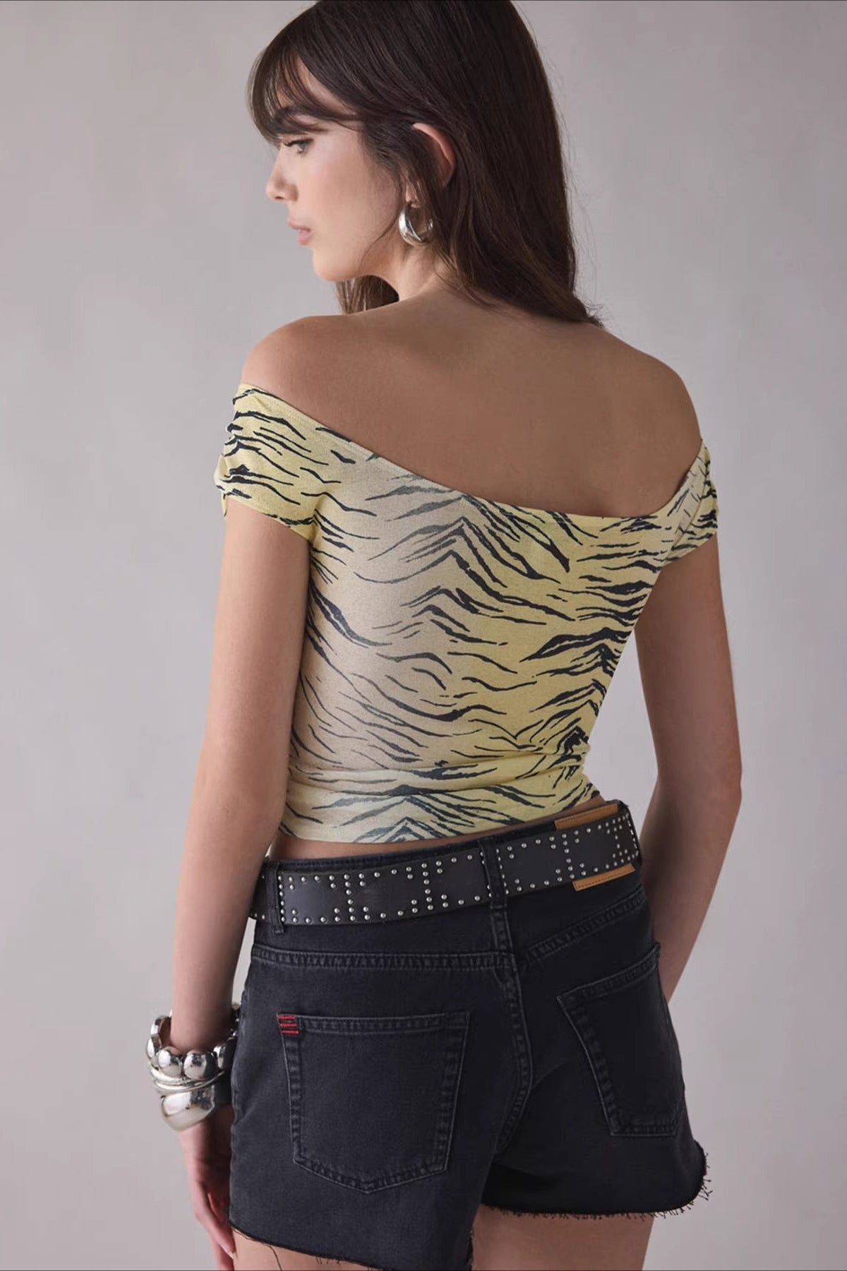 Camiseta corta fruncida con estampado de un solo hombro