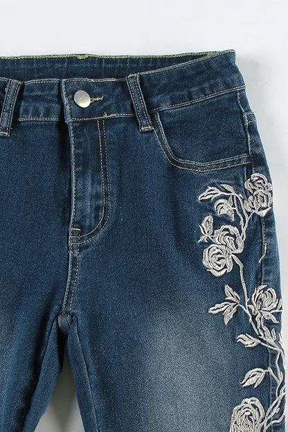 Vaqueros acampanados vintage bordados con plantas