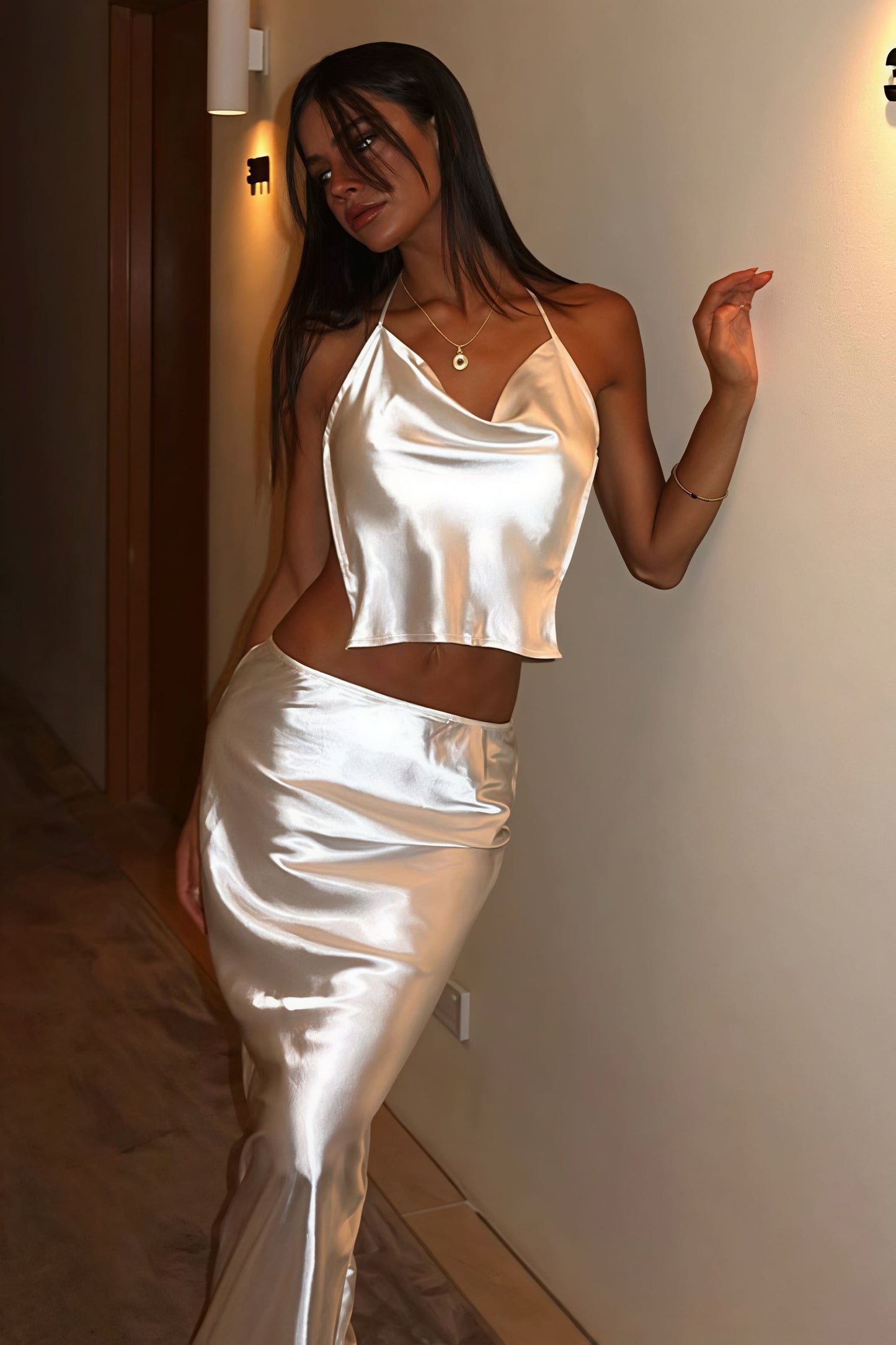 Conjunto de falda larga sin espalda y top halter de satén sexy