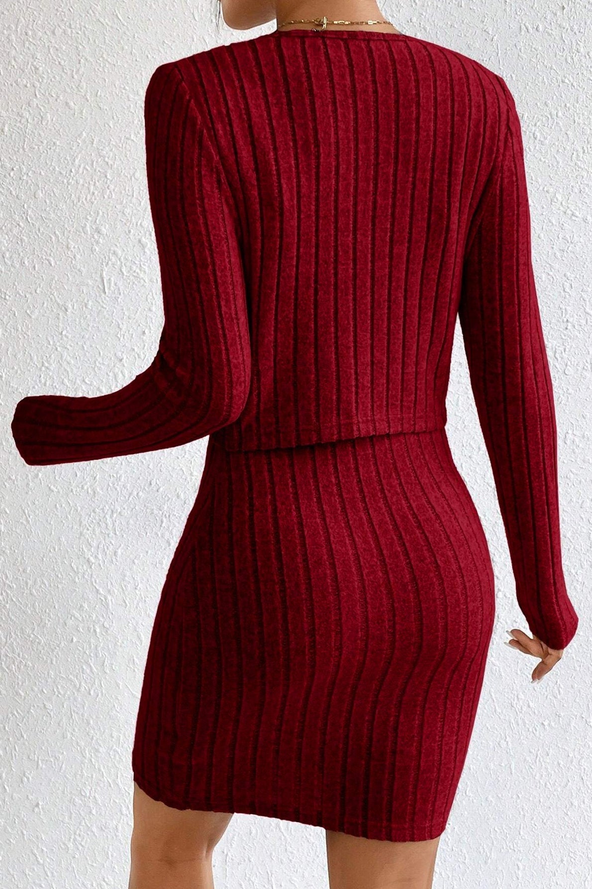 Elegante conjunto de dos piezas: cárdigan corto y vestido ceñido.