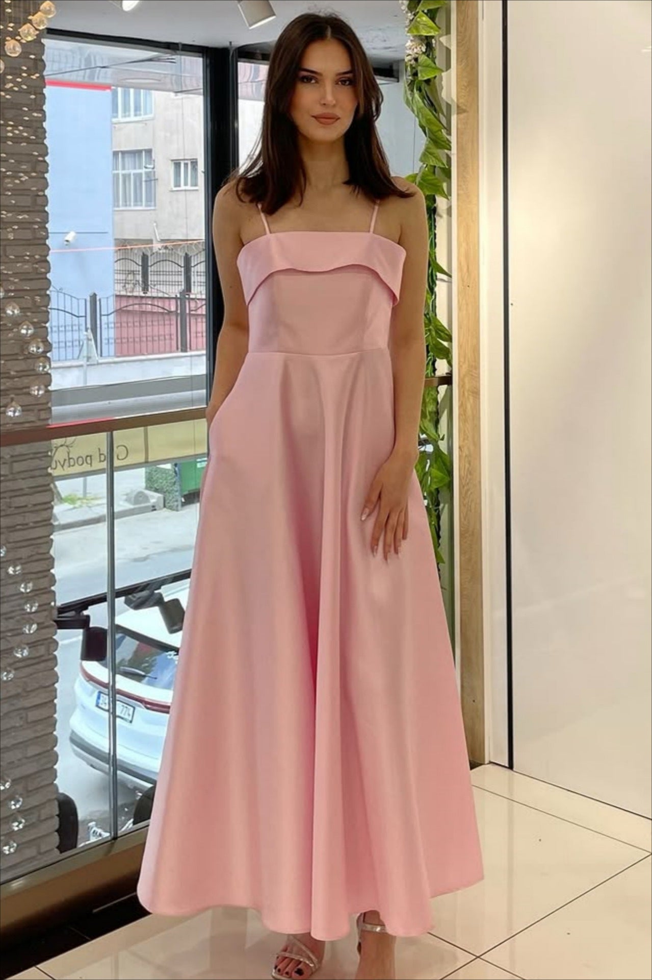 Elegante vestido de noche vintage de satén liso