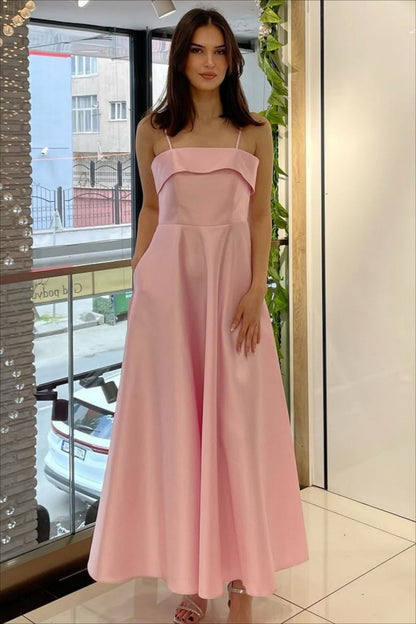 Elegante vestido de noche vintage de satén liso