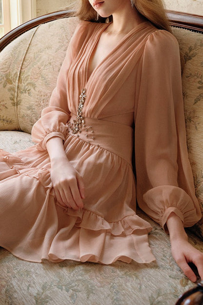 Elegante minivestido de chifón con cuello en V profundo, aberturas en la cintura y pedrería