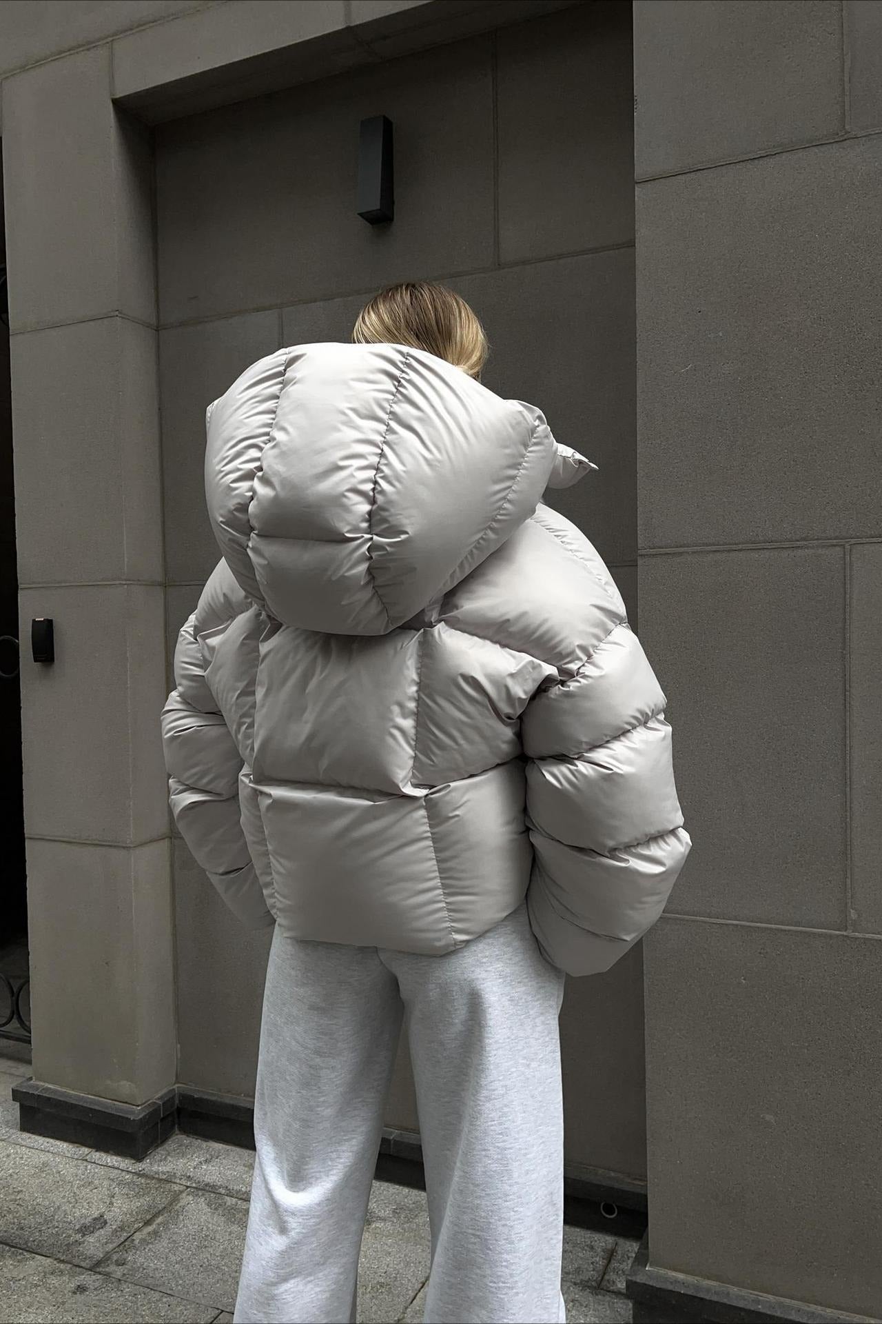 Chaqueta acolchada corta con capucha