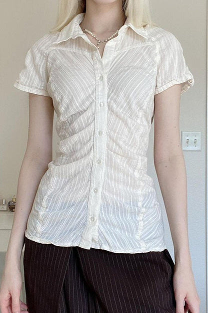 Blusa Blanca Texturizada Ajustada Fruncida con Cuello Polo