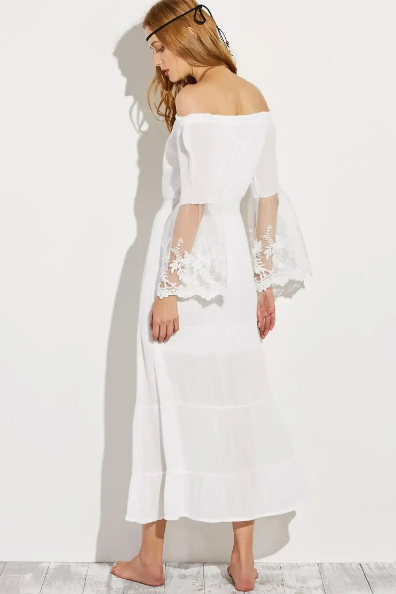 Vestido bohemio con hombros descubiertos y mangas acampanadas