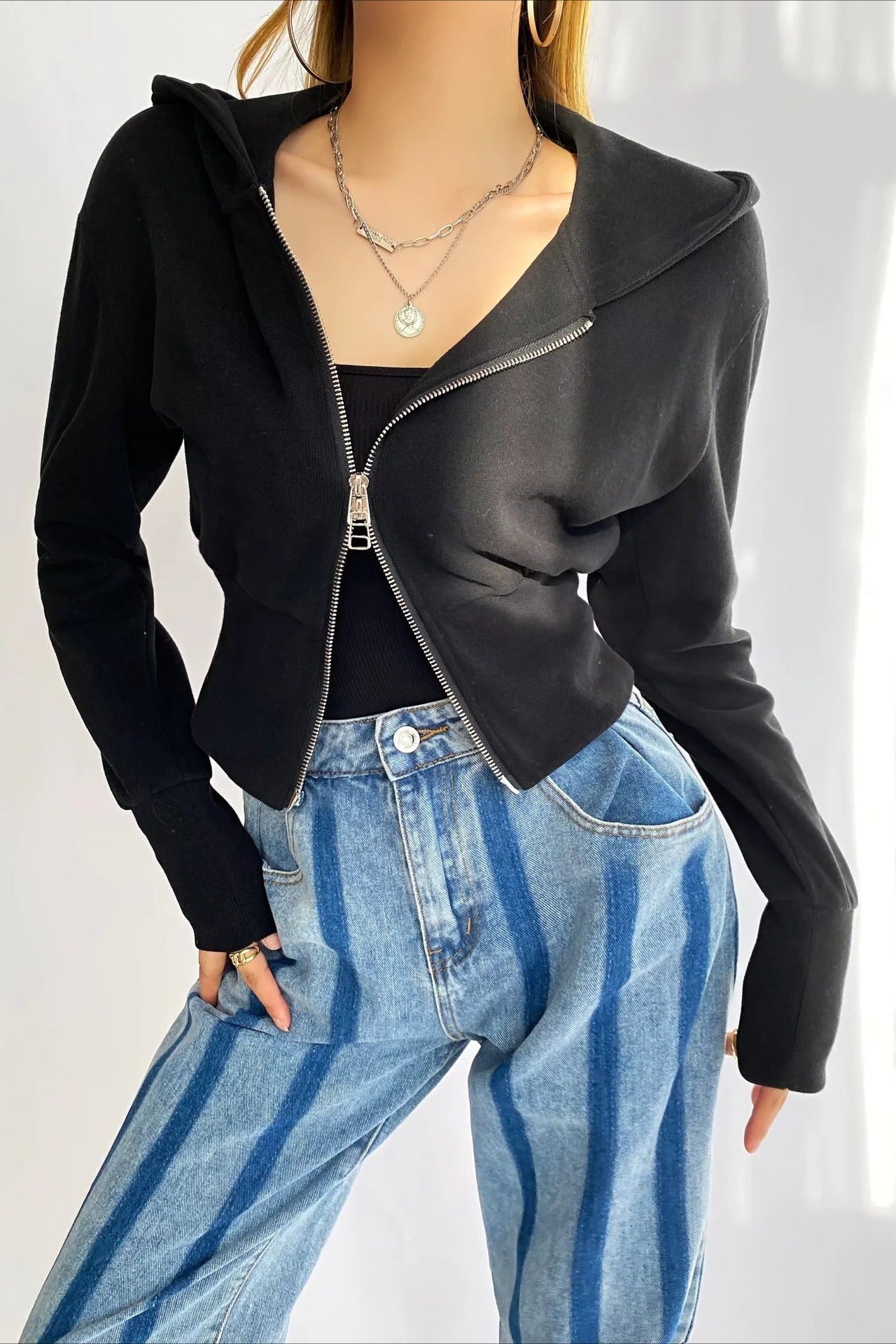 Sudadera con capucha corta, doble cremallera y corte ajustado