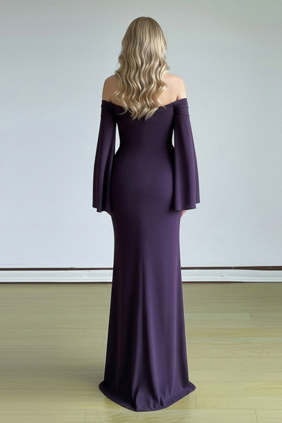 Vestido de fiesta ajustado con mangas acampanadas y escote tipo tubo
