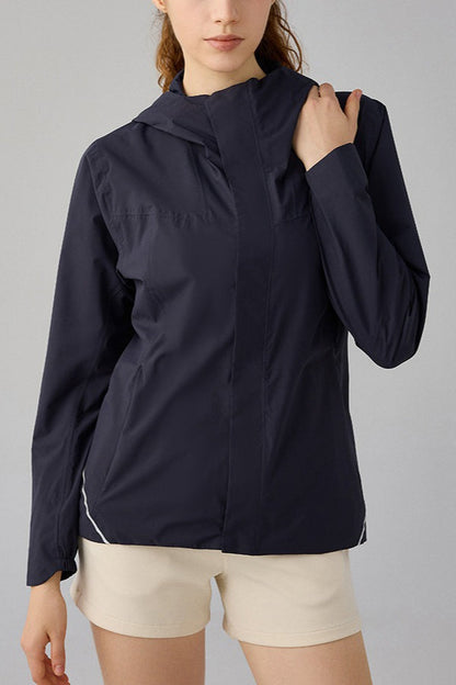 Chaqueta con capucha cortavientos con forro polar