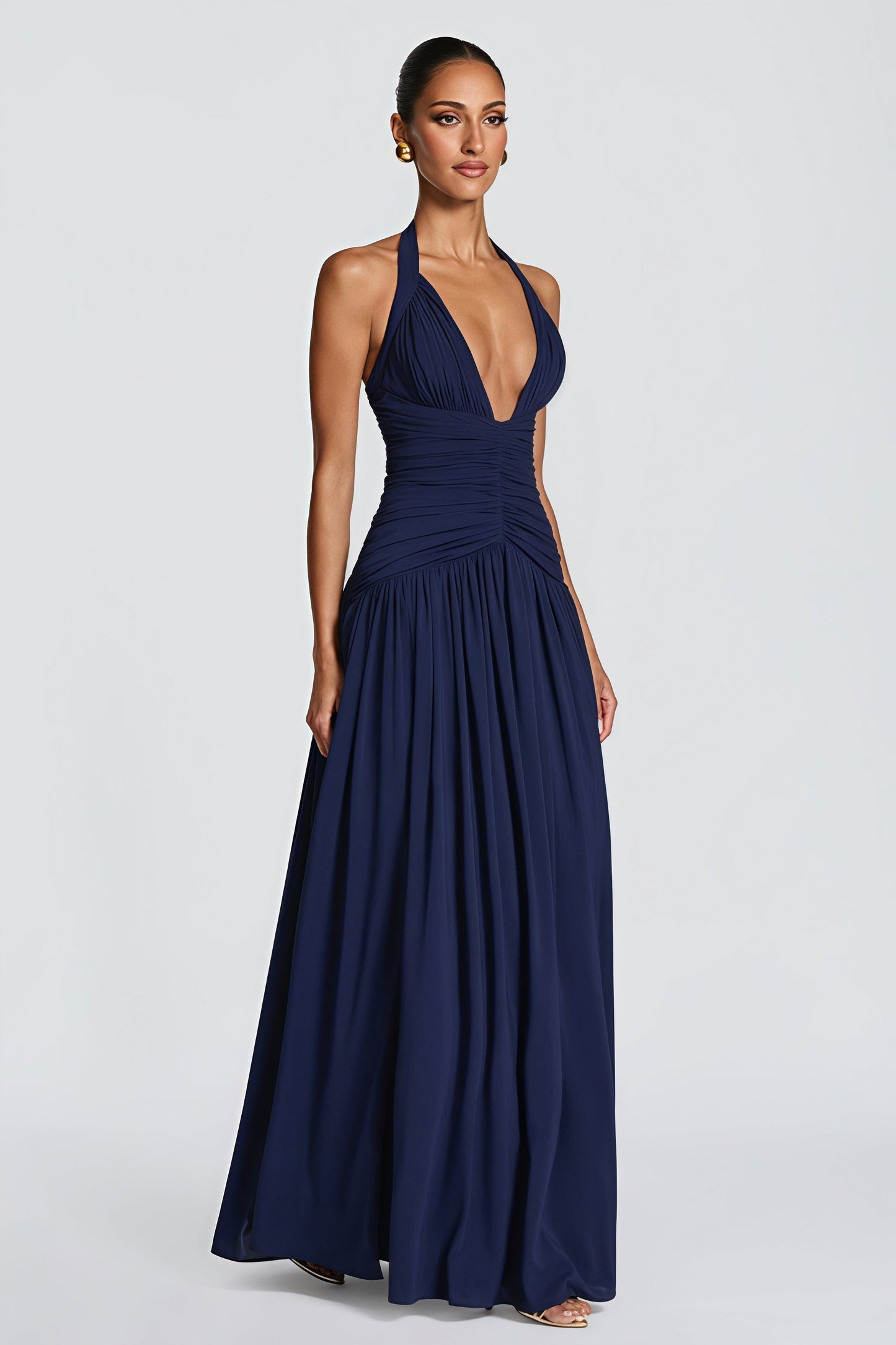Elegante vestido maxi con cuello halter y espalda descubierta con abertura