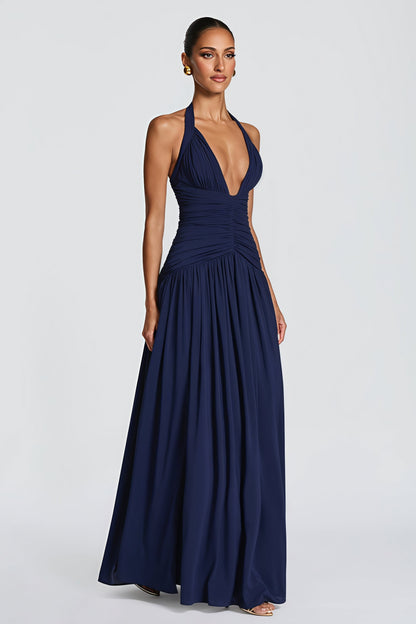Elegante vestido maxi con cuello halter y espalda descubierta con abertura