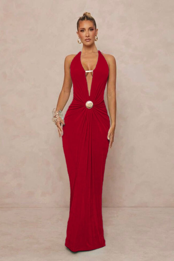 Vestido maxi sin espalda con cuello halter en V profundo y fruncido con adornos metálicos