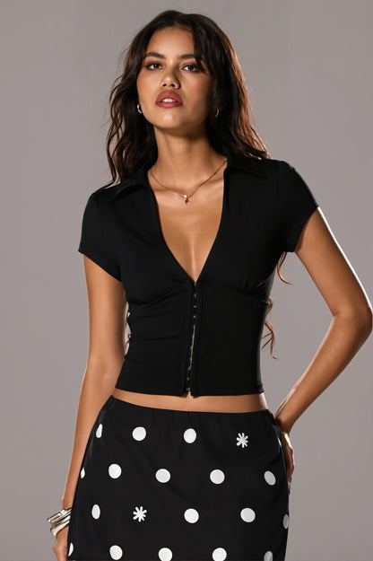 Blusa corta ajustada con cuello de pico y botones elásticos