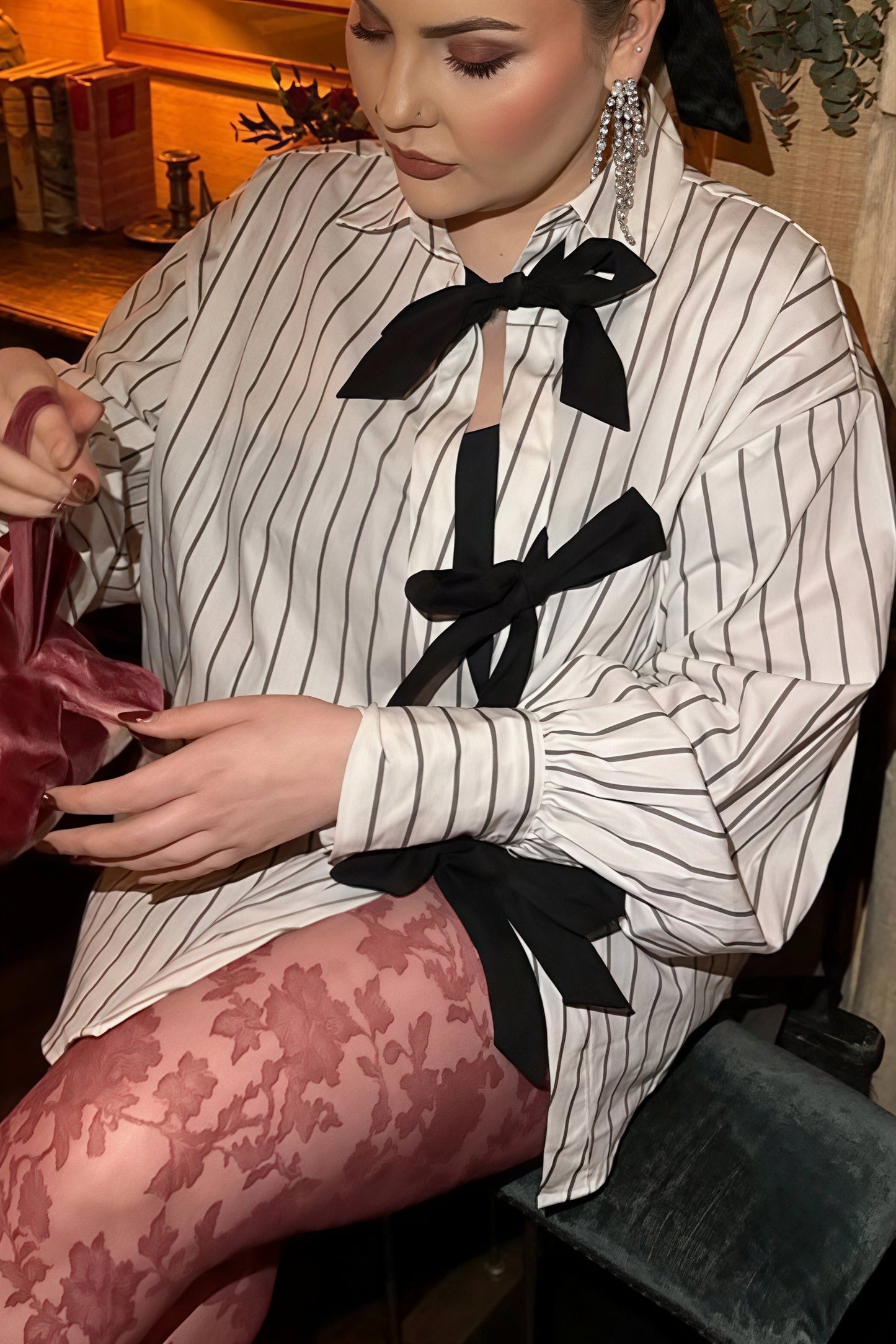 Blusa de manga larga con cuello a rayas y pajarita