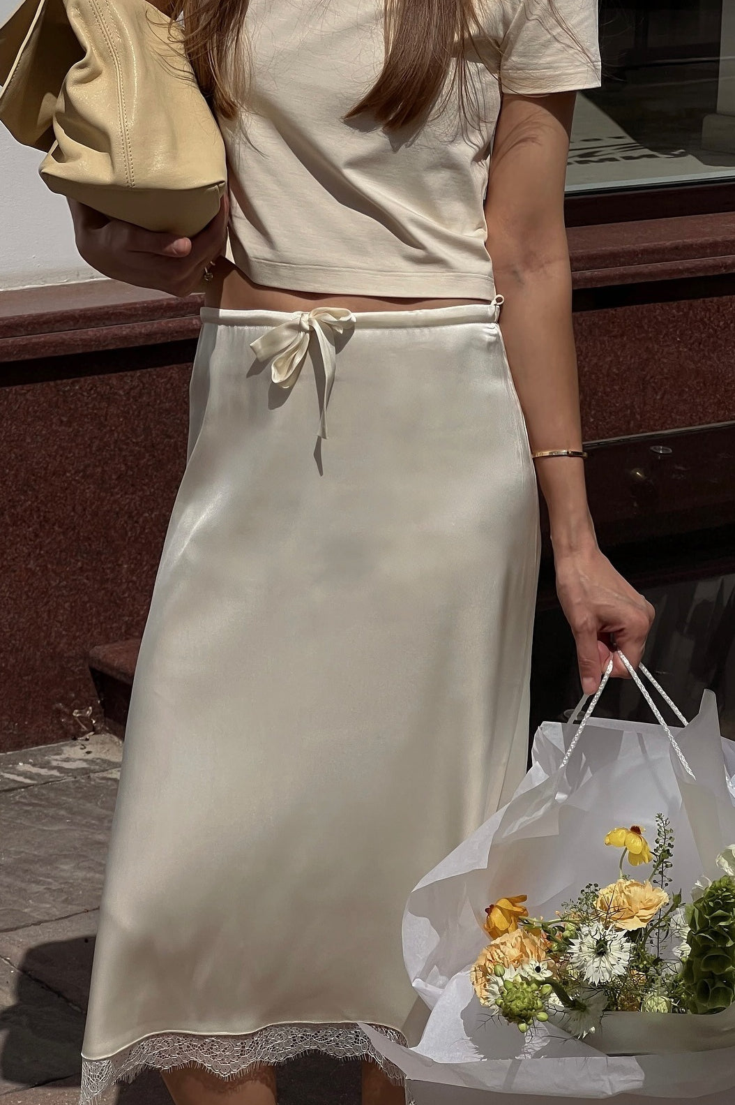 Falda midi elegante con ribete de encaje y lazo en la cintura
