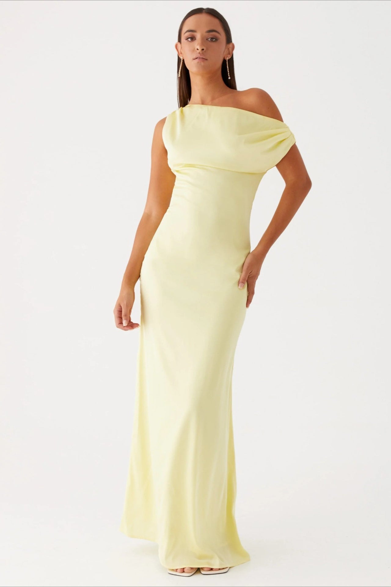 Vestido formal de cuello asimétrico liso