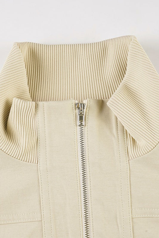 Chaqueta con cuello alto y cinturón estilo utilitario