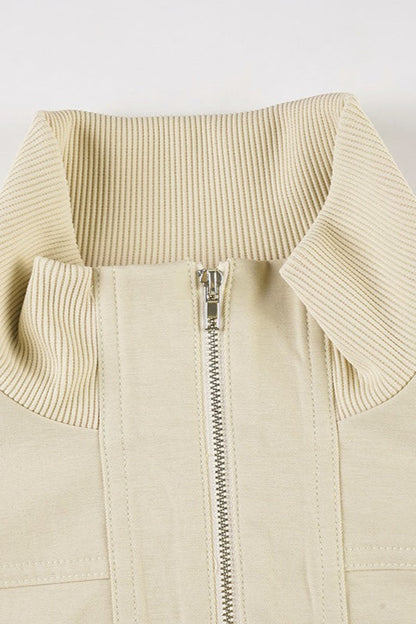 Chaqueta con cuello alto y cinturón estilo utilitario