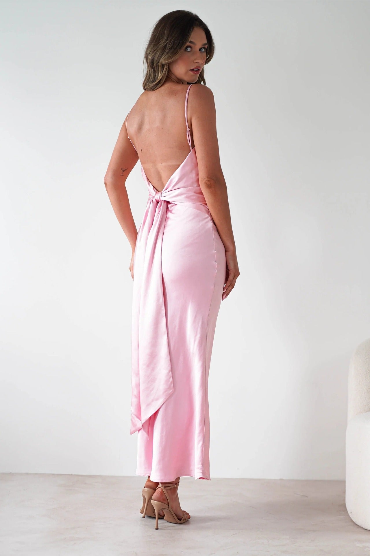 Vestido de fiesta sin espalda con lazo de satén