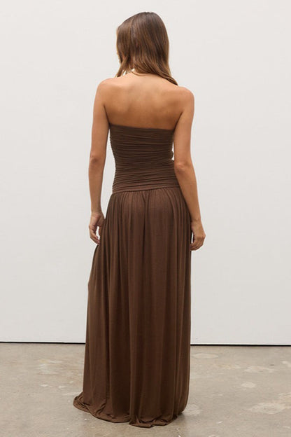 Vestido largo formal sin tirantes con hombros descubiertos