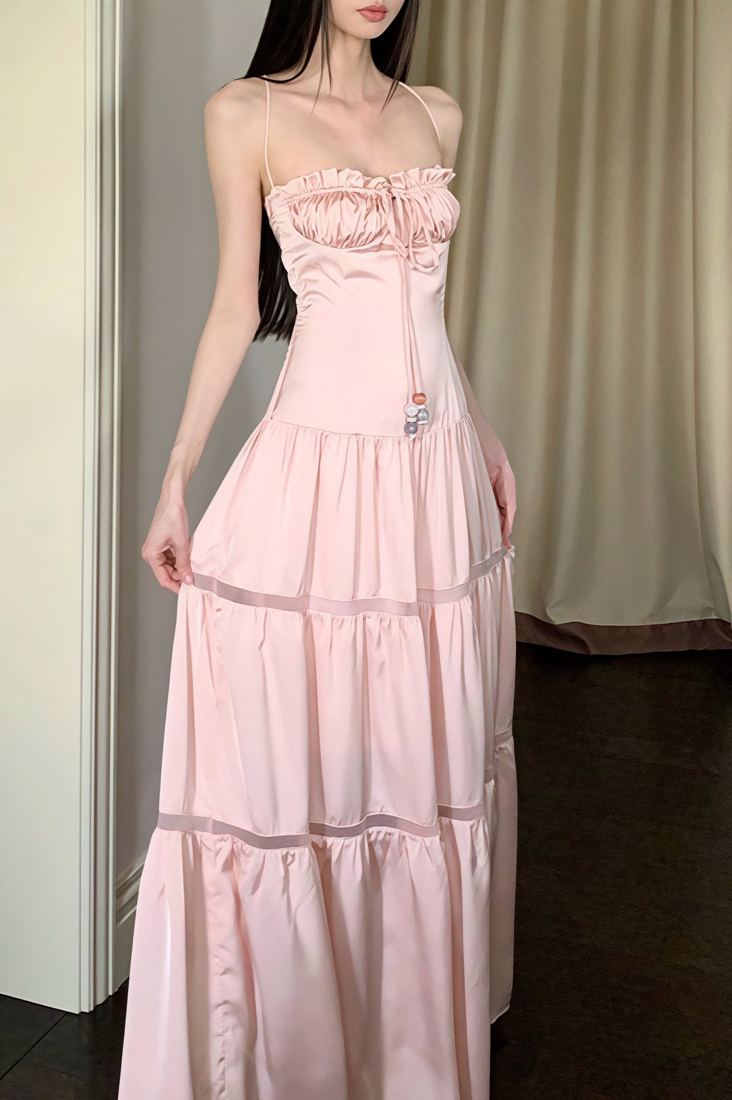Vestido largo de satén rosa con tirantes finos sin tirantes