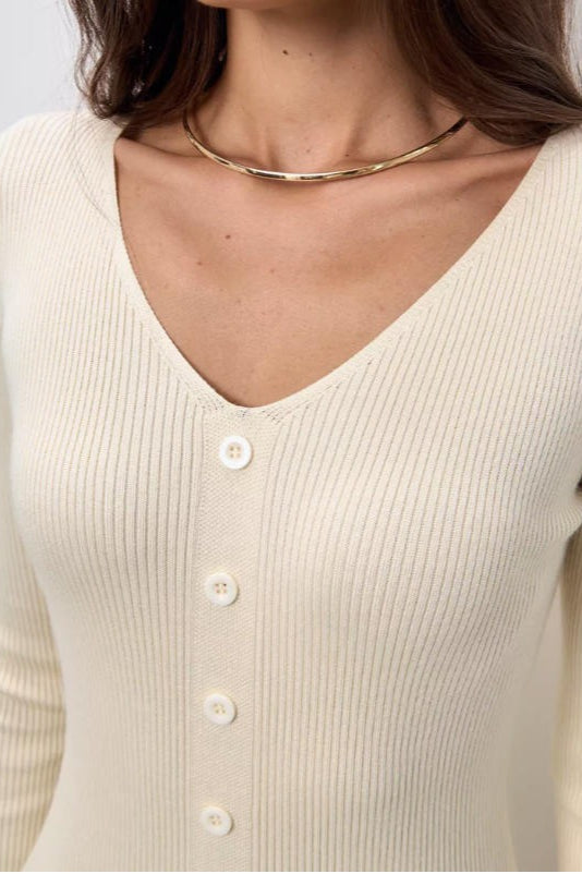 Vestido de punto entallado con cuello en V