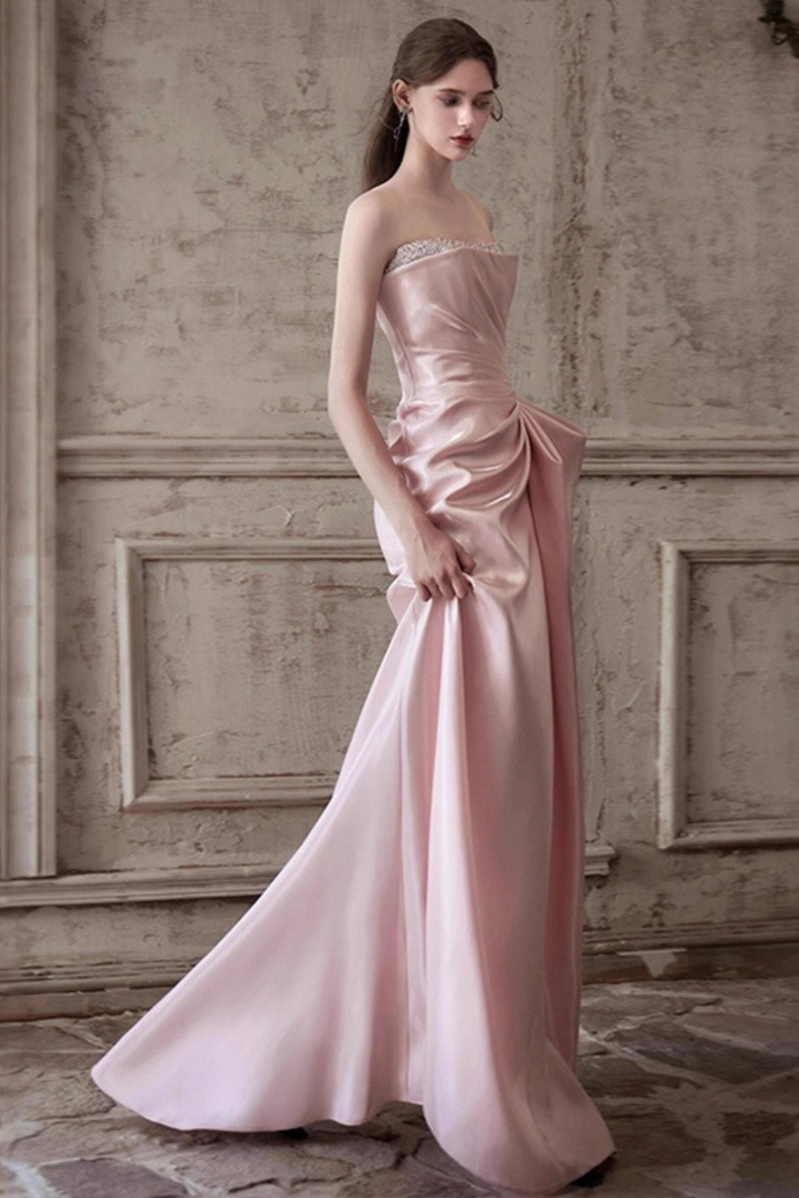 Vestido de noche rosa sin tirantes, elegante, que estiliza la cintura