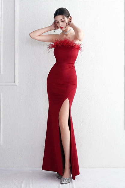 Vestido de fiesta elegante sin tirantes con ribete de plumas