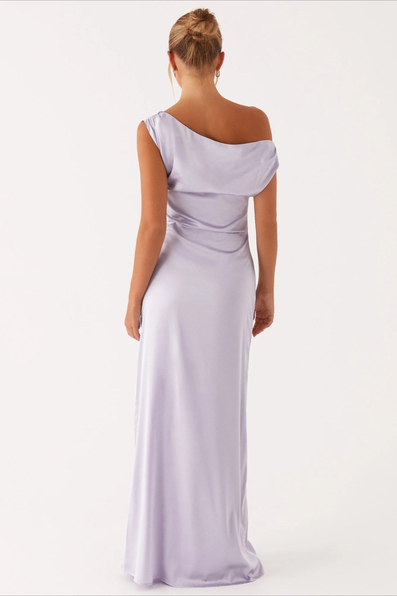 Vestido formal de cuello asimétrico liso