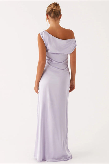 Vestido formal de cuello asimétrico liso