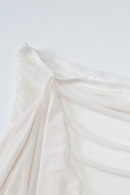 Vestido cóctel ceñido con cuello con lazo y transparencias