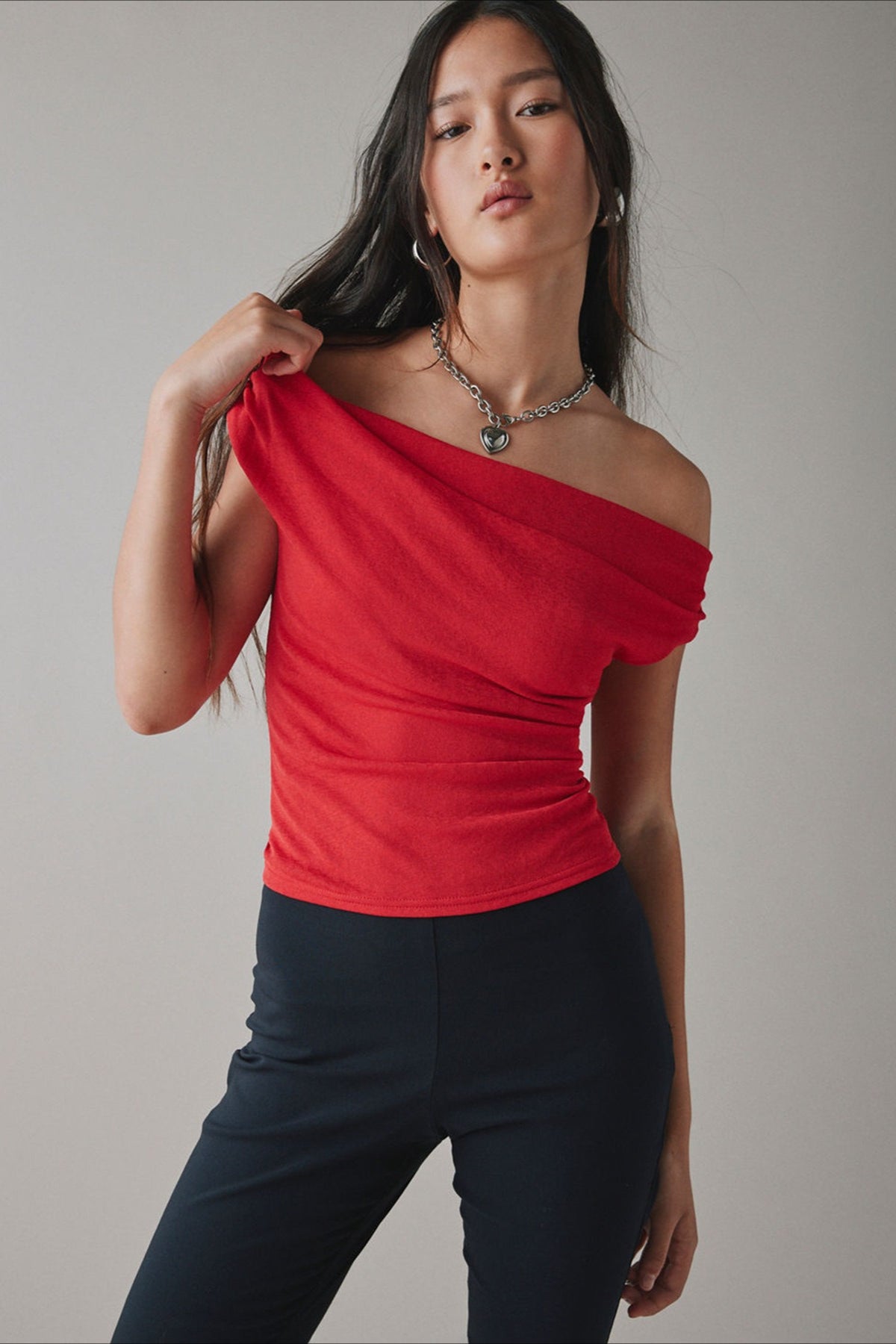 Camiseta corta fruncida con estampado de un solo hombro