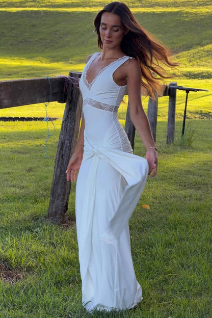Vestido largo ceñido con paneles de encaje y tirantes anudables