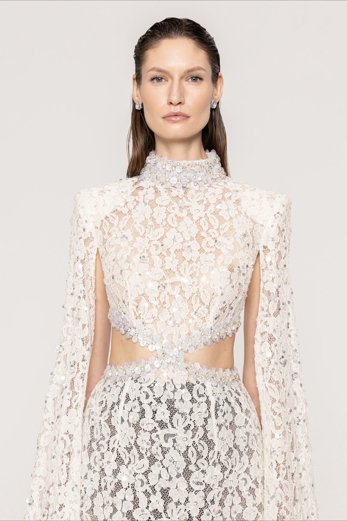 Vestido de recepción entallado con capa, encaje, cuentas y lentejuelas