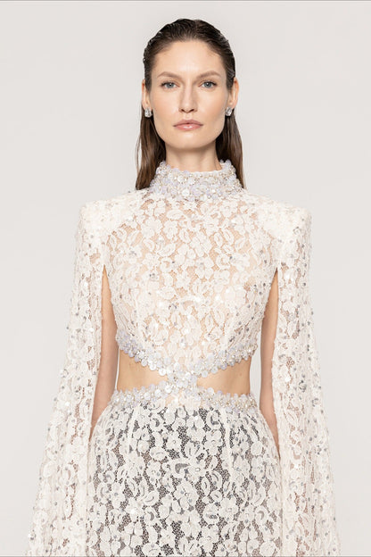 Vestido de recepción entallado con capa, encaje, cuentas y lentejuelas