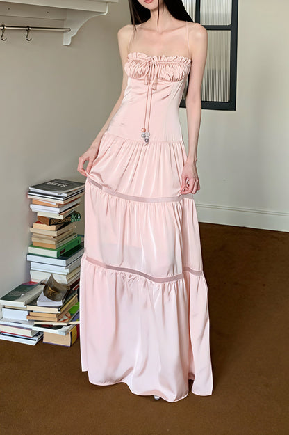 Vestido largo de satén rosa con tirantes finos sin tirantes
