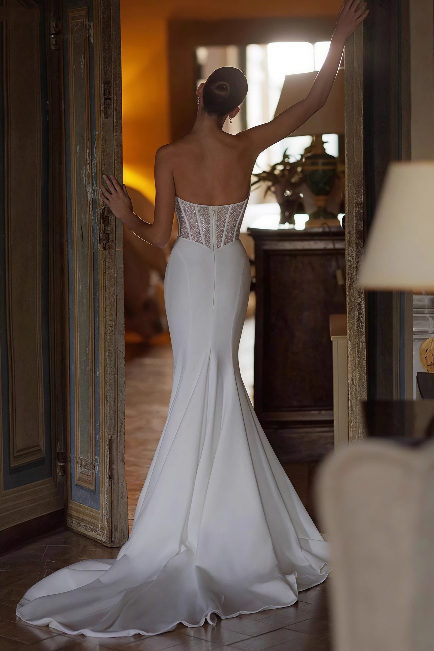 Sencillo vestido de novia con cola de sirena, escote pronunciado en V y sin tirantes