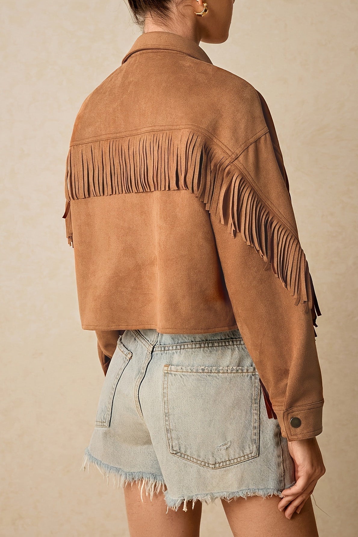 Chaqueta casual con flecos en el bajo y hombros caídos
