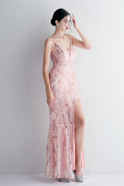 Vestido de noche ajustado con intrincados abalorios