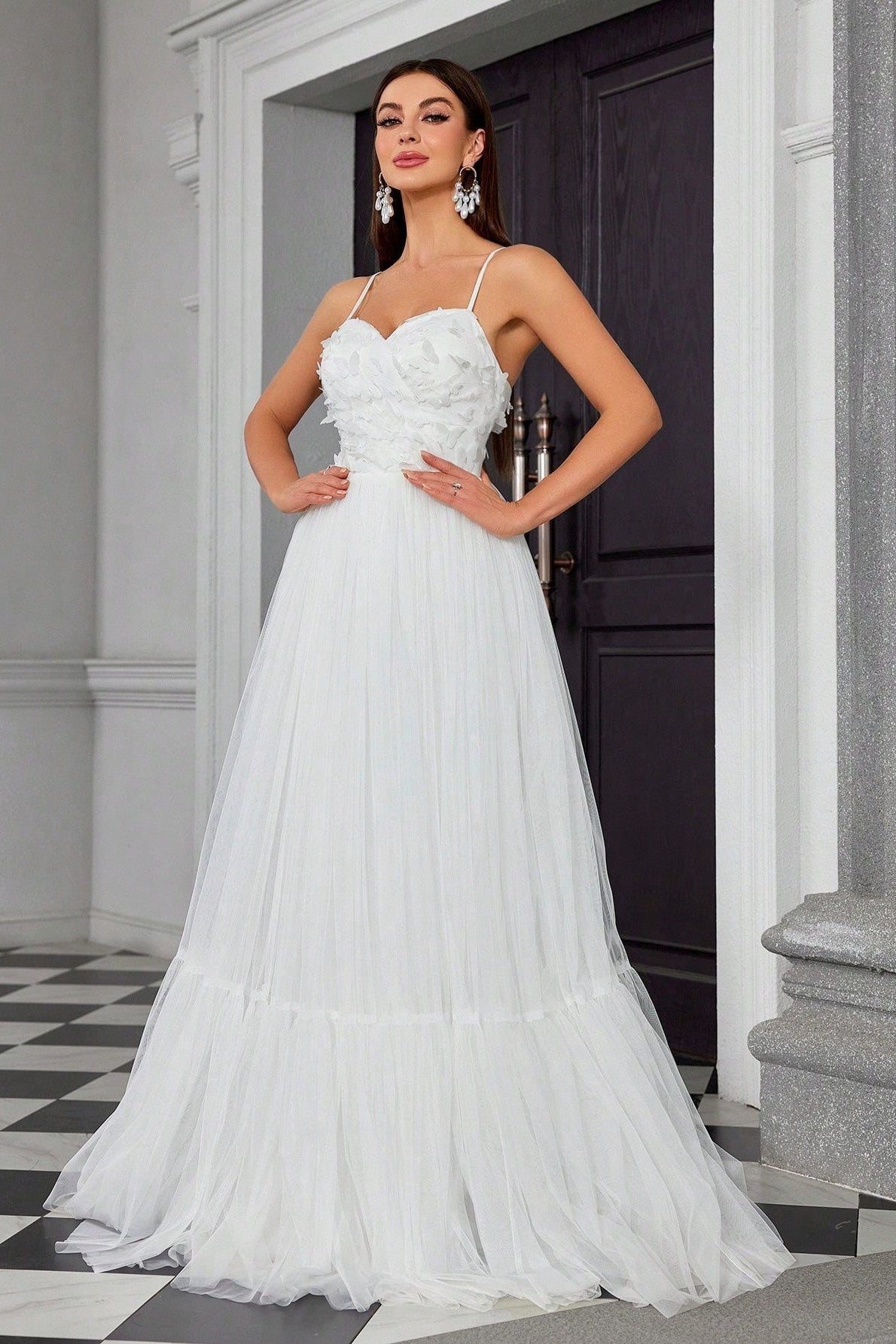 Vestido elegante de recepción de tul mariposa con escote bandeau y tirantes finos