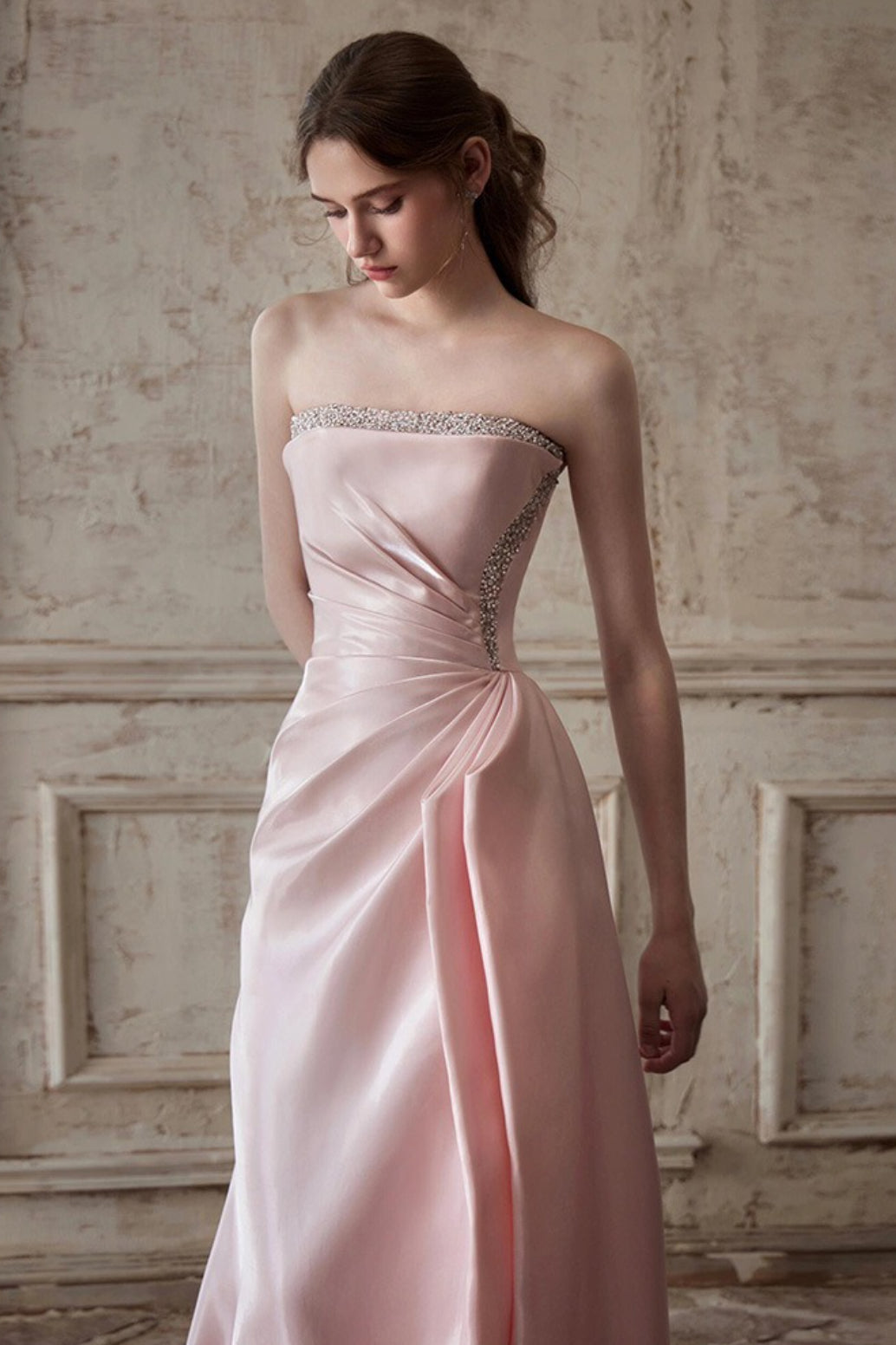 Vestido de noche rosa sin tirantes, elegante, que estiliza la cintura