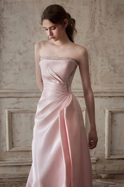 Vestido de noche rosa sin tirantes, elegante, que estiliza la cintura