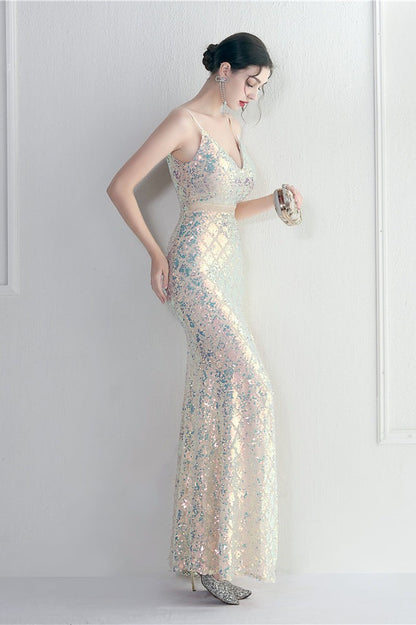 Vestido largo ajustado con abertura y lentejuelas iridiscentes