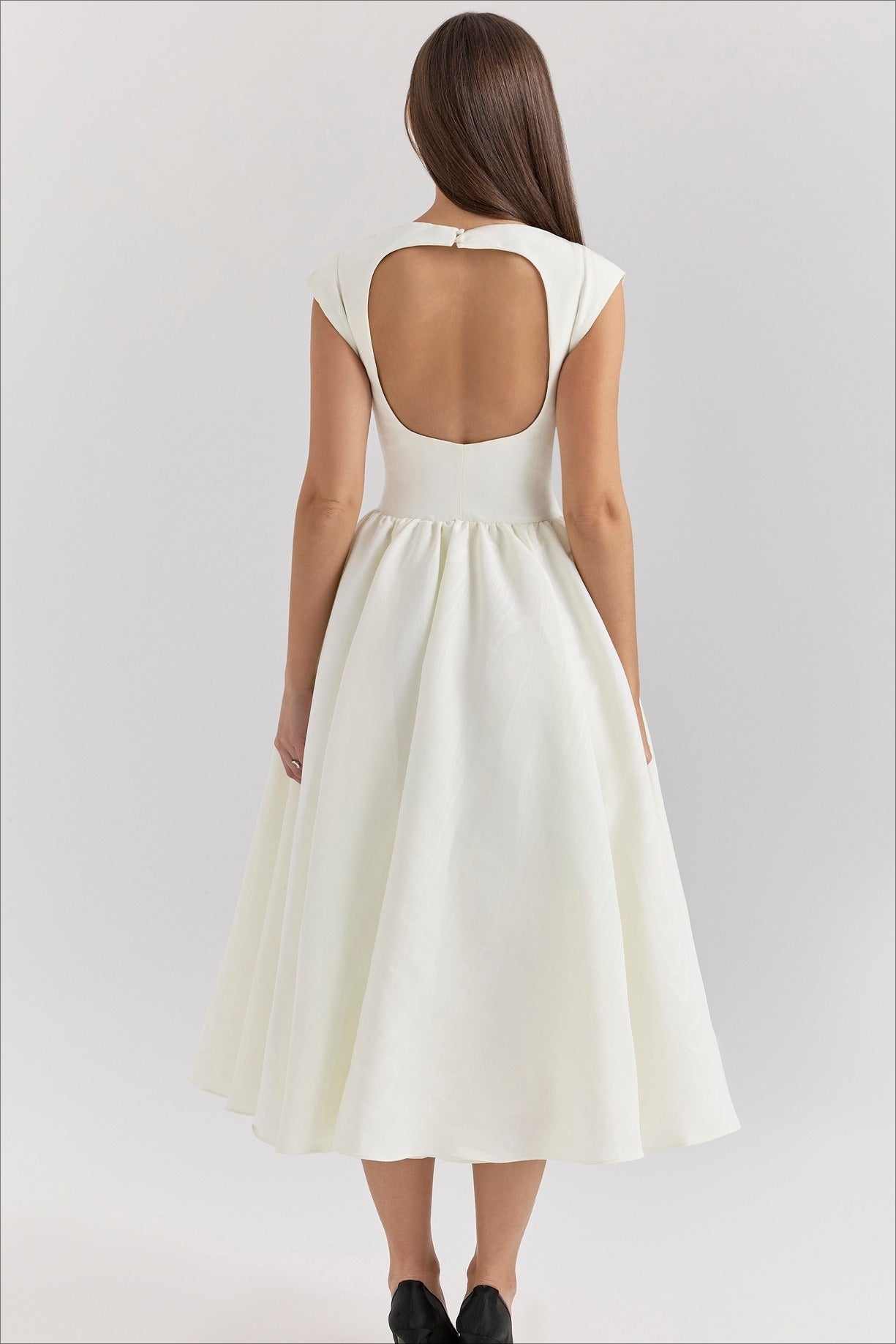 Vestido midi minimalista liso sin espalda con vuelo
