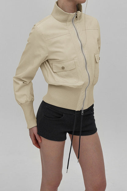 Chaqueta con cuello alto y cinturón estilo utilitario