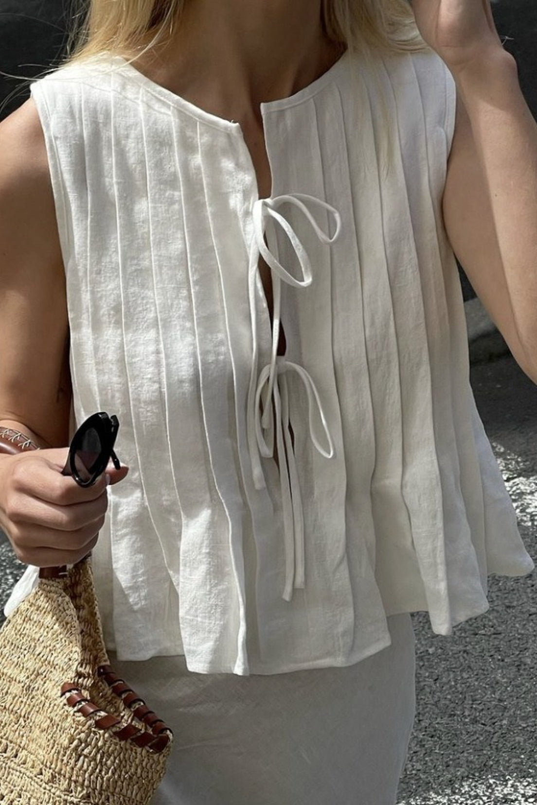 Camiseta de lino y algodón con volantes y lazo.