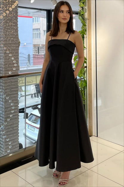 Elegante vestido de noche vintage de satén liso