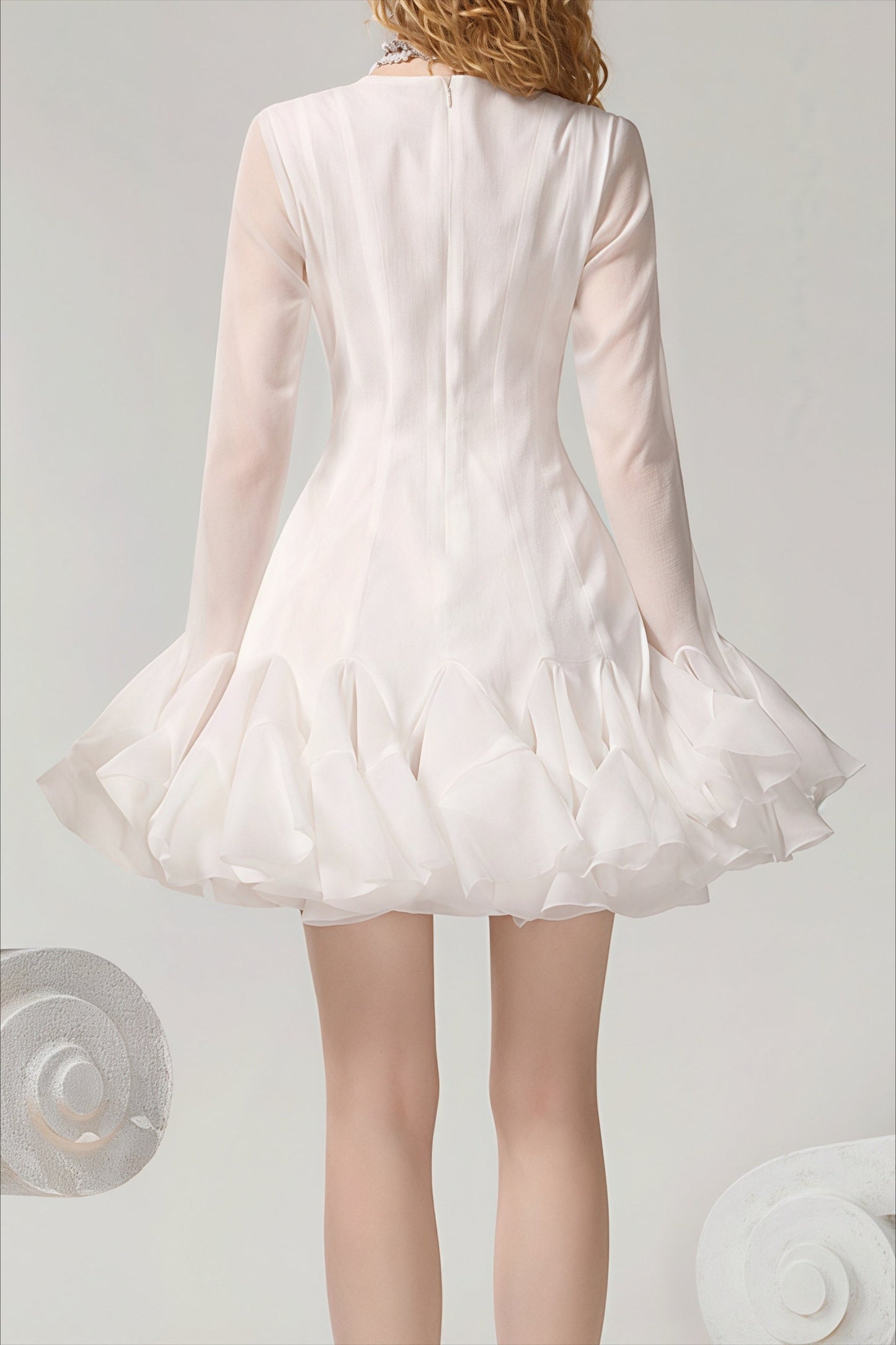Minivestido Elegante con Volantes, Mangas Largas Abullonadas y Botones